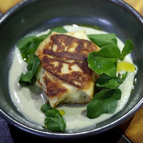 Chez Claude faz dois anos - Uma das novidades do menu comemorativo é a crepaze de mousse de agrião com gorgonzola Foto: Fabio Rossi / Agência O Globo