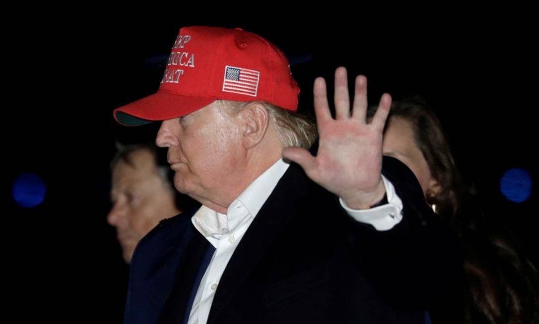 Presidente Donald Trump acena após desembarcar do Força Aérea Um ao retornar do feriado do Dia de Ação de Graças Foto: YURI GRIPAS / REUTERS