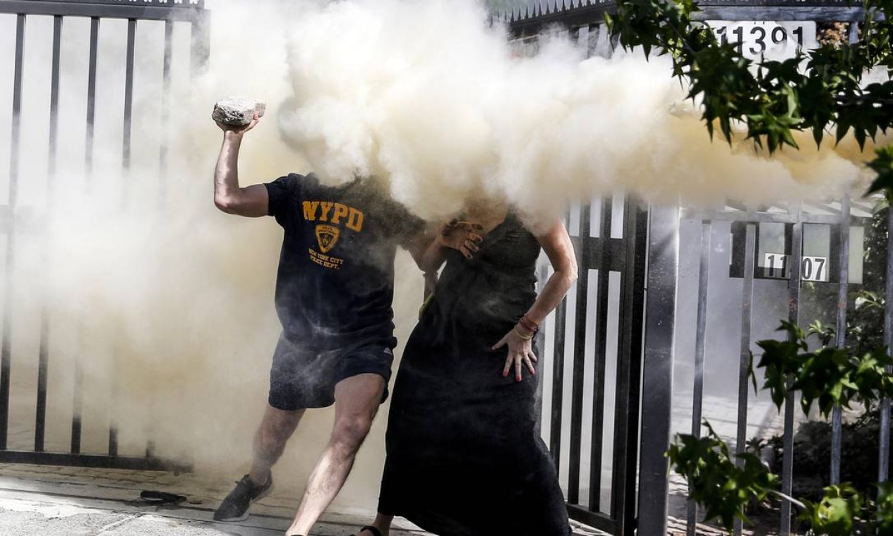 Vizinho de Piñera tenta atacar manifestantes com pedras e recebe jato de extintor de incêndio em Las Condes, Santiago Foto: Javier Torres / AFP