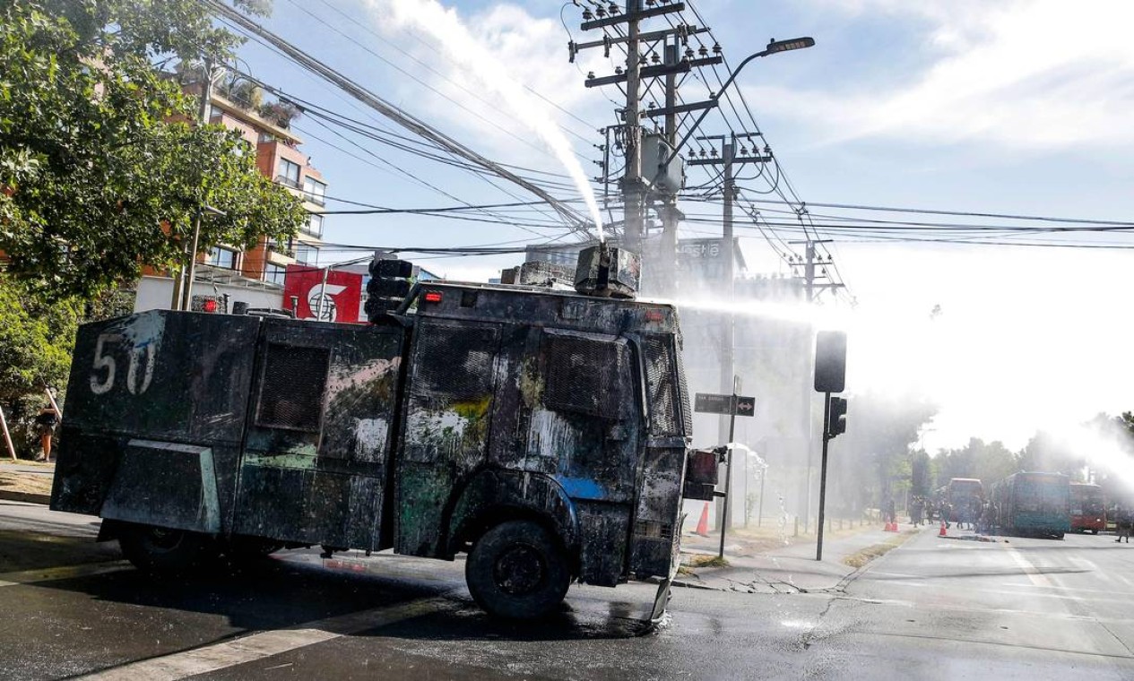 Blindado dispersou multidão com jatos d'água Foto: Javier Torres / AFP