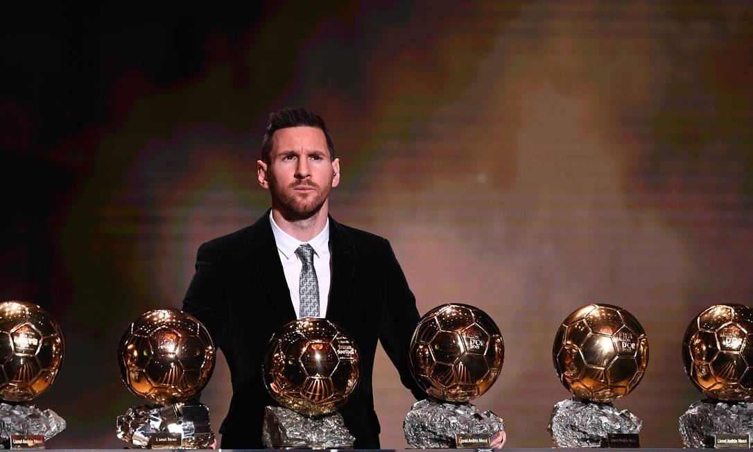 Lionel Messi vence a 'Bola de Ouro' pela sexta vez e bate recorde