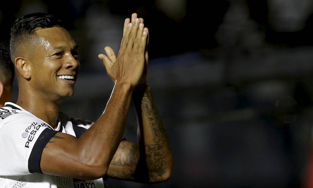 A alegria de Guarín com o gol da vitória do Vasco sobre o Cruzeiro Foto: MARCELO THEOBALD / MARCELO THEOBALD