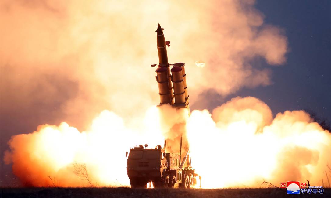 Fotografia divulgada pela agência oficial da Coreia do Norte, KCNA, mostra teste de sistema de lançamento de foguetes Foto: KCNA / AFP