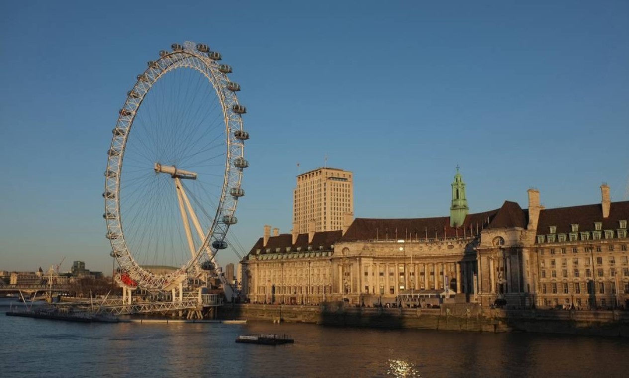 London Eye, vista das margens do Rio Tâmisa. Inaugurada em 1999, ela também é conhecida como Millennium Wheel (roda do milênio, em português) Foto: Isadora Camargo / Isadora Camargo