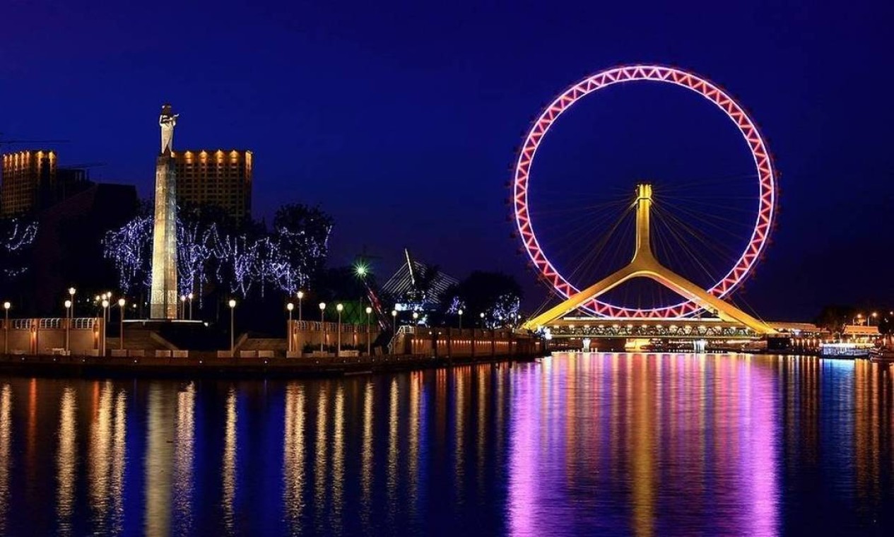 Tianjin Eye tem 120 metros e é famosa por ter sido construída sobre ponte Yongle, na China. A roda-gigante chinesa conta com 48 cabines, que acomodam 8 passageiros cada Foto: Divulgação