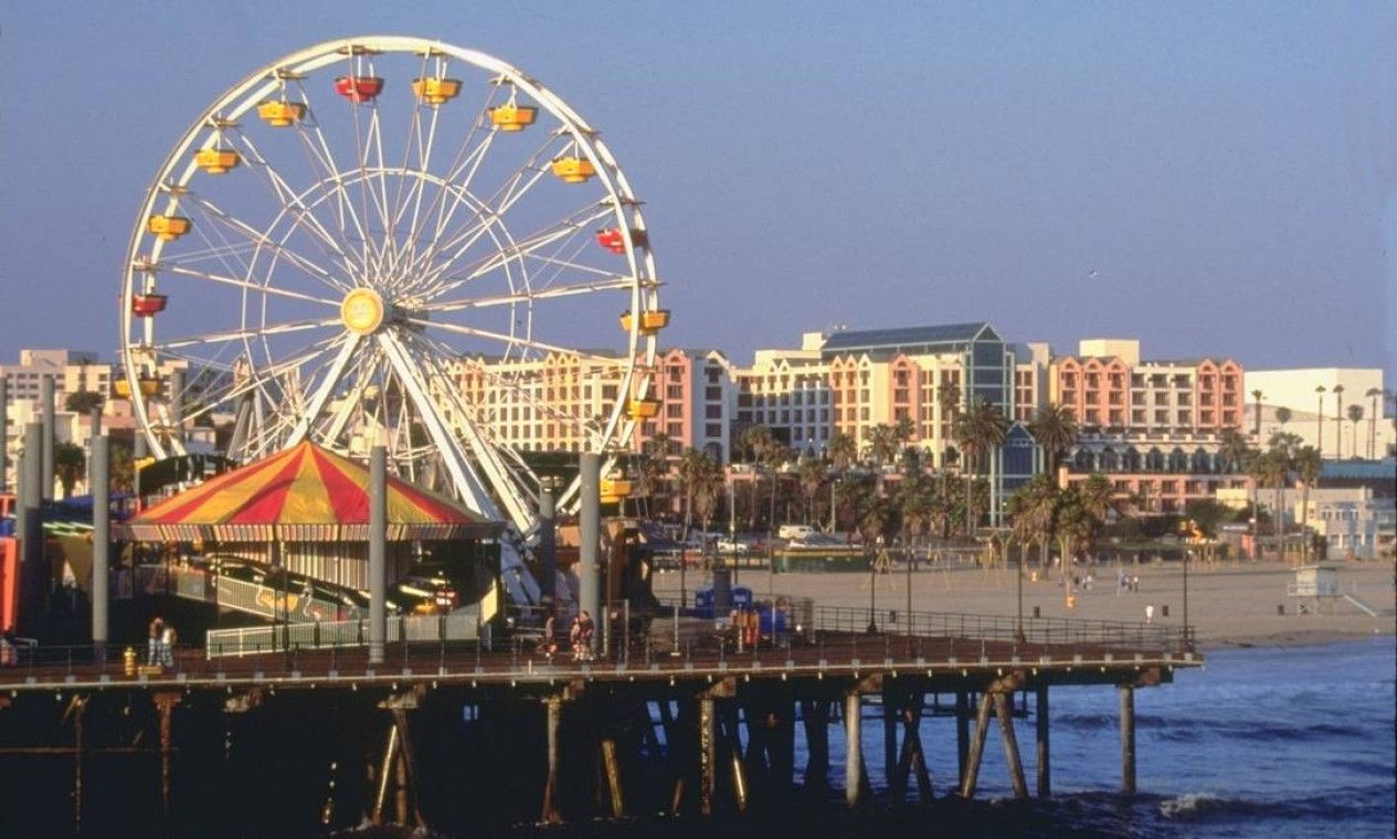 Localizada numa das extremidades da famosa Rota 66, a roda-gigante do Pacific Park é uma das 30 atrações do píer Santa Monica, em Los Angeles, EUA. Ela é decorada com 160 mil lâmpadas de LED ao longo dos seus 26 metros, que sustentam 20 gôndolas Foto: Divulgação / Divulgação