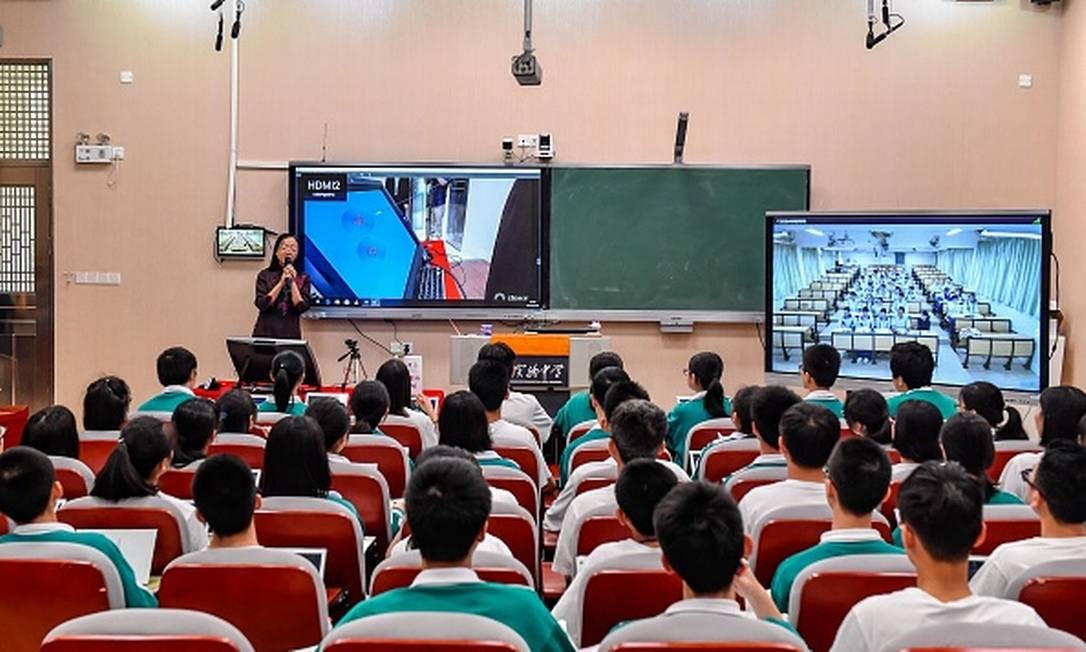 Estudantes do Ensino Médio de uma escola na província de Guangdong assistem aula com suporte de transmissão em 5G Foto: China News Service / Getty Images