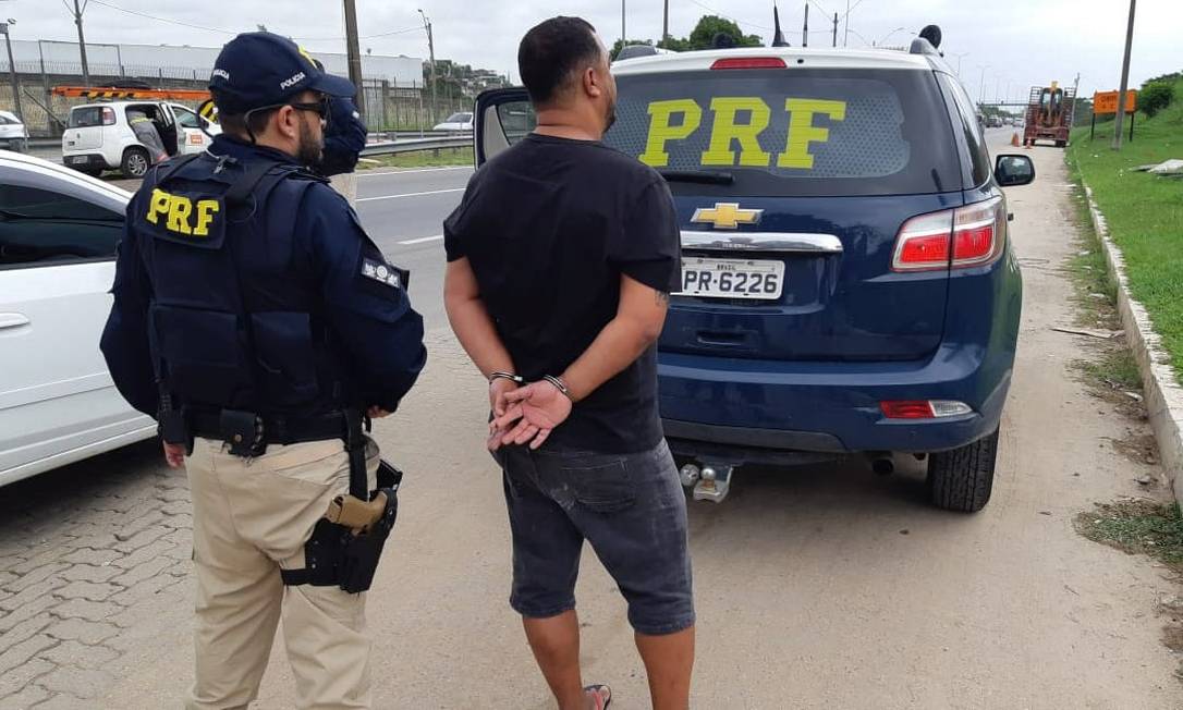 Homem apresentou documento falso durante a abordagem Foto: Divulgação/PRF