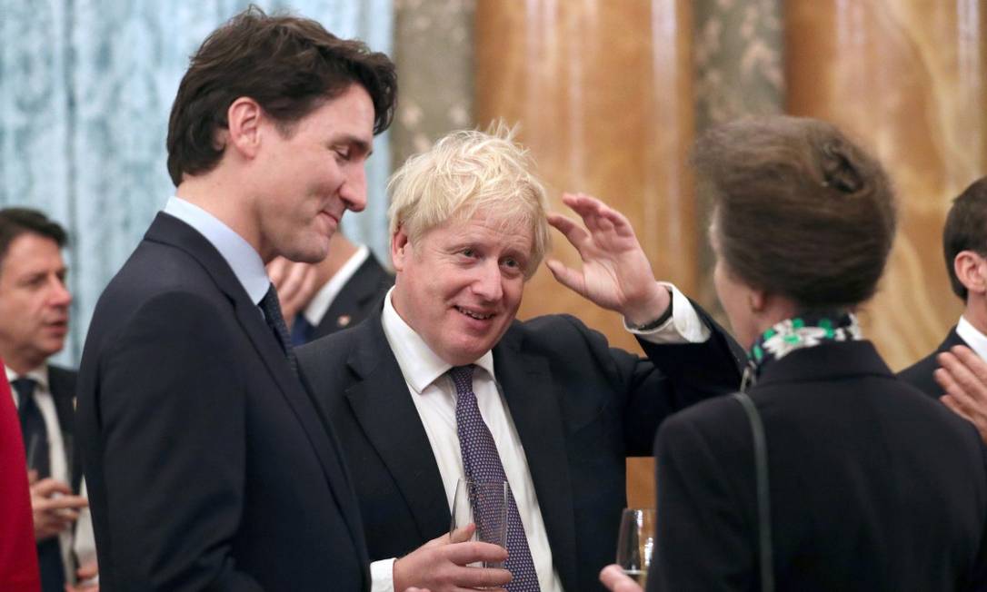 Princesa Anne do Reino Unido conversa com o primeiro-ministro britânico, Boris Johnson, e com o premier canadense, Justin Trudeau Foto: POOL New / REUTERS