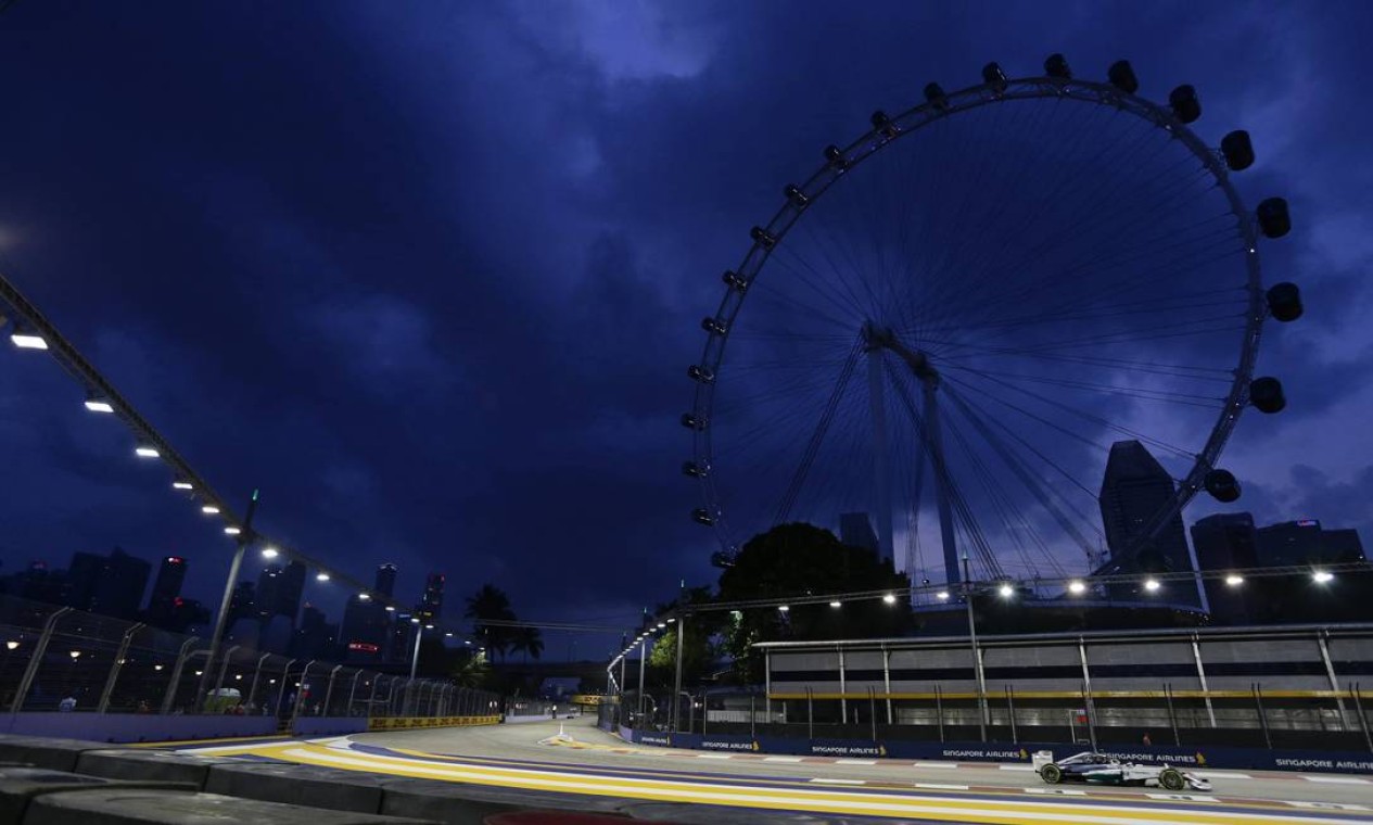 Singapore Flyer faz parte do cenário do Grande Prêmio de Cingapura. A atração era a maior do mundo, com 165 metros, até a inauguração da High Roller, em Las Vegas, EUA Foto: TIM CHONG / Reuters
