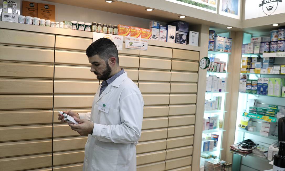 Farmacêutico segura medicamento a base de cannabis em Atenas, na Grécia Foto: STELIOS MISINAS / REUTERS