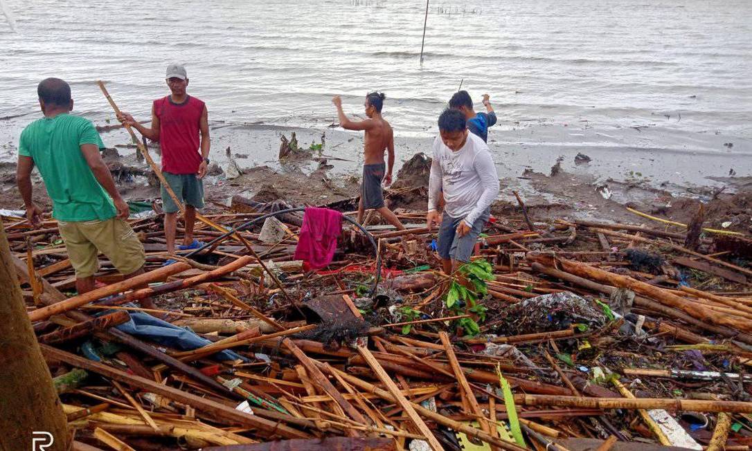 População busca destroços em causas destruídas após passagem do tufão Kammuri por província das Filipinas Foto: JINKY ANONUEVO SESBRENO/REUTERS