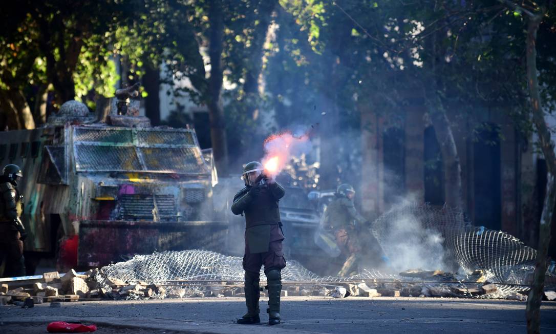 Tropa de choque da polícia chilena atira contra manifestantes durante protesto contra o governo em Santiago Foto: JOHAN ORDONEZ / AFP/29-11-2019