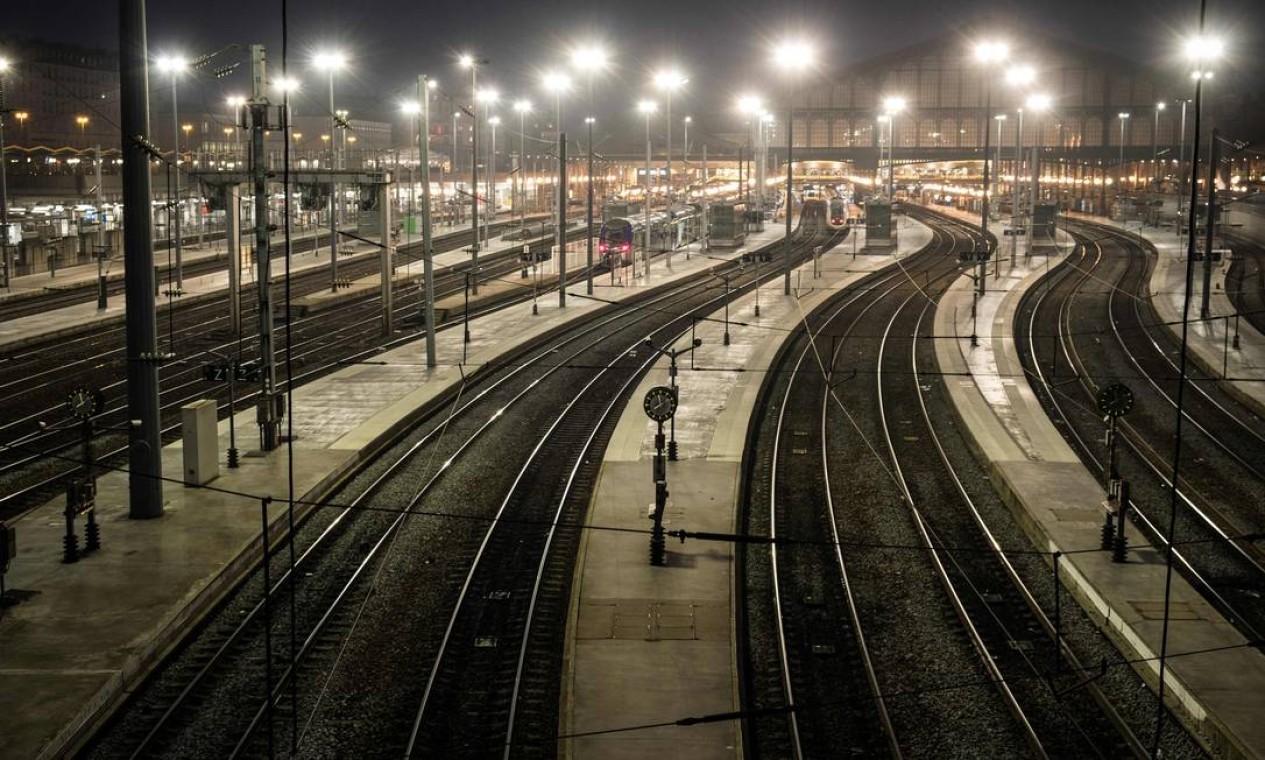 Estação de trem Gare du Nord, em Paris, ficou deserta durante a greve geral Foto: Joel Saget / AFP