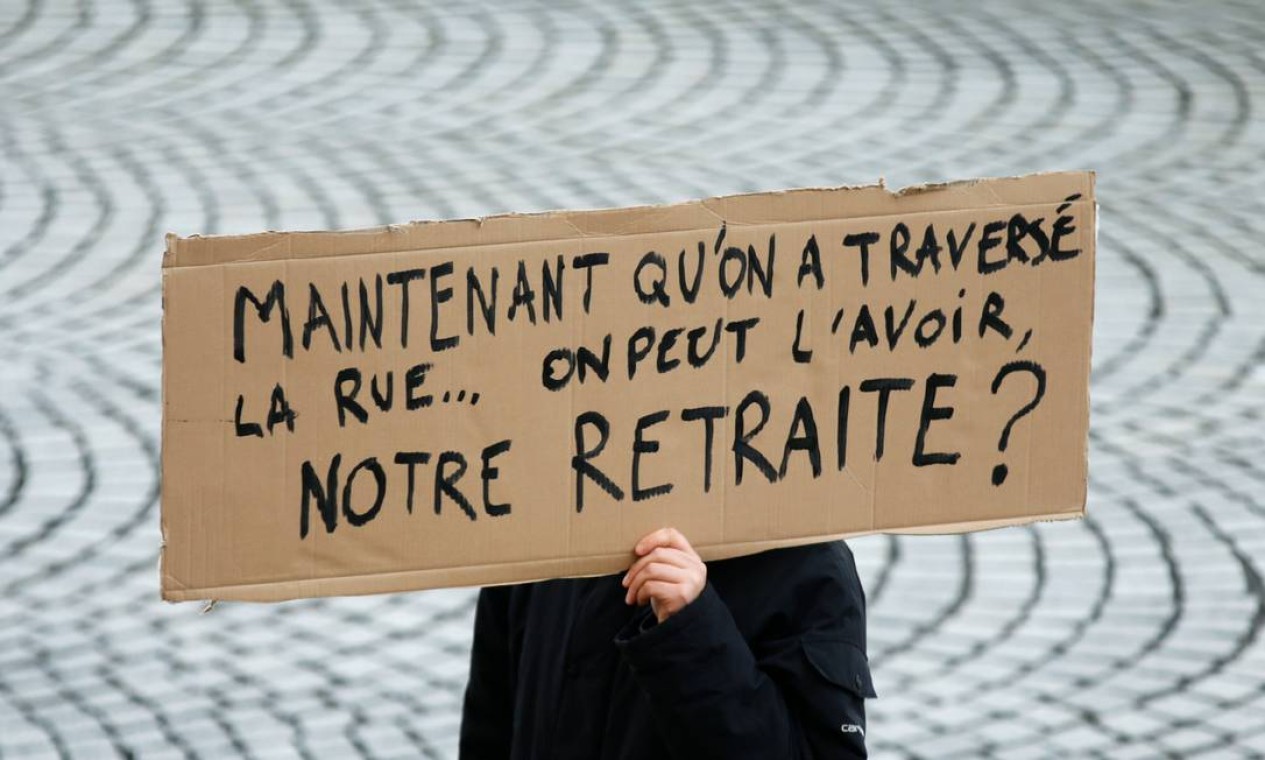 "Agora que nós atravessamos a rua, podemos ter nossa aposentadoria?", diz o cartaz Foto: Jean-Paul Pelissier / Reuters
