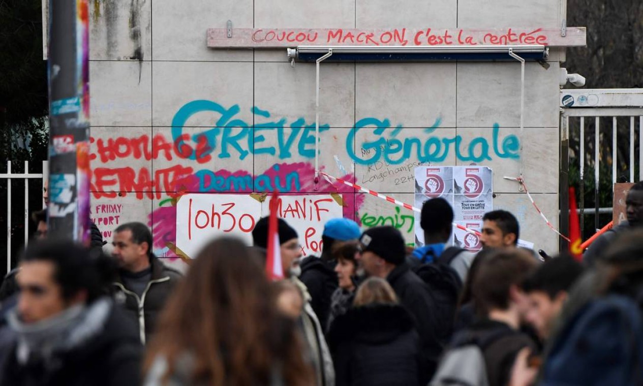 Estudantes se reúnem em frente à universidade de Saint Charles, em Marselha. Muro foi pichado com mensagens de protesto Foto: Clement Mahoudeau / AFP