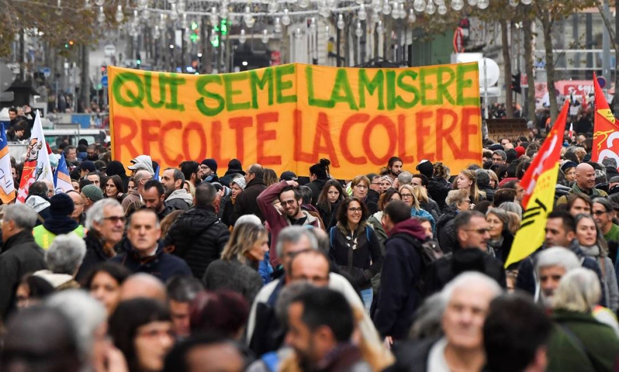 "Quem semeia a miséria colhe a raiva", diz faixa em manifestação contra a reforma da previdência, em Marselha, Sul da França Foto: Clement Mahoudeau / AFP