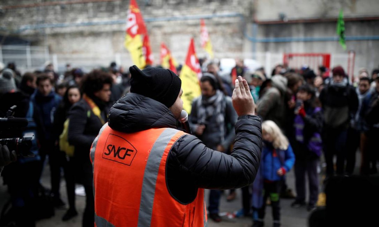 Os trabalhadores ferroviários da estatal SNCF – uma das principais do país – reunidos na estação ferroviária Gare du Nord, em Paris Foto: Benoit Tessier / Reuters