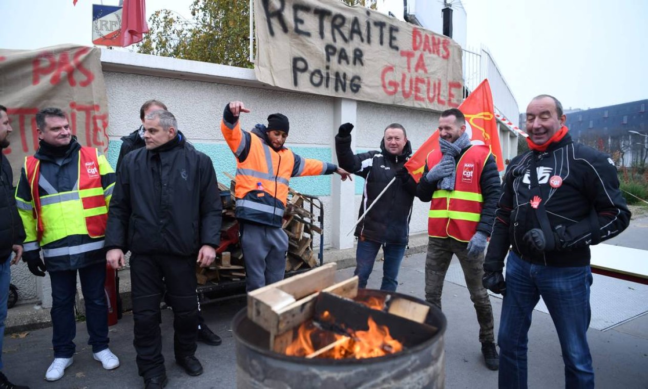 Os funcionários da RATP, operadora de metrô e ônibus de Paris, protestam em fogueira na Praça da Itália, em Paris Foto: Eric Feferberg / AFP