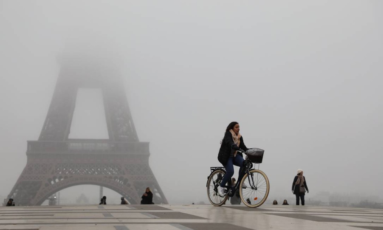 O tempo fechou em Paris e, devido à greve, faltou funcionario suficiente para manter a visitação ao monumento mais badalado da cidade Foto: Ludovic Marin / AFP