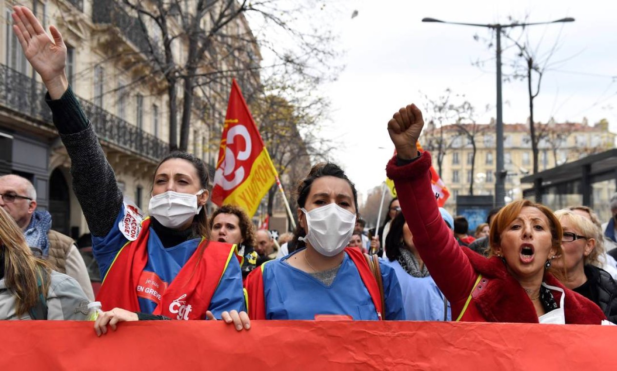 O governo pretende estabelecer um sistema único, no qual todos os trabalhadores terão os mesmos direitos no momento de receber a aposentadoria Foto: Clement Mahoudeau / AFP