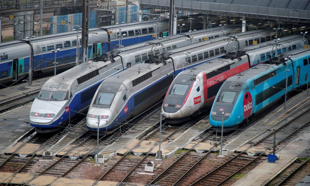 Trens de alta velocidade parados em Charenton-le-Pont, em Paris. Quase 90% das viagens dos trens de alta velocidade foram canceladas Foto: Charles Platiau / Reuters