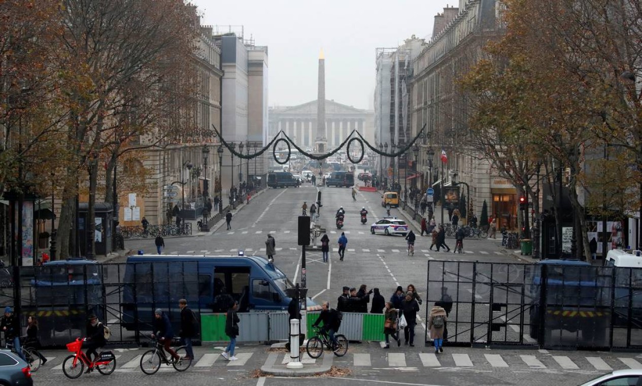 A Praça Concórdia, palco de acontecimentos históricos de Paris, foi isolada pela polícia Foto: Christian Hartmann / Reuters