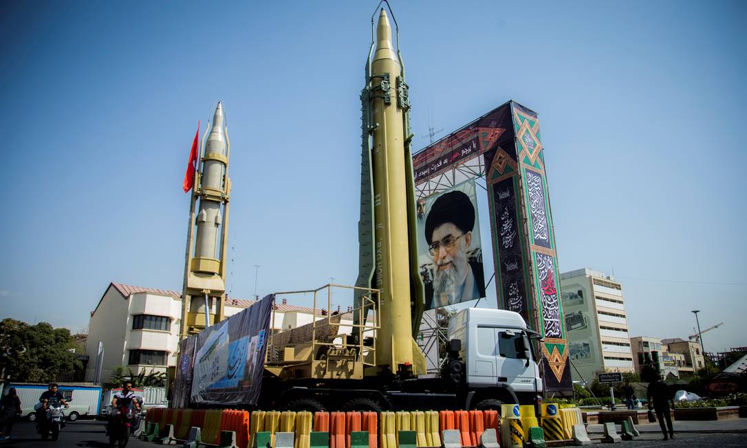 Mísseis iranianos apresentados em uma praça de Teerã, ao lado de uma foto do líder supremo, aiatolá Ali Khamenei. Segundo o chefe das Forças Armadas, país é autossuficiente no setor de defesa Foto: Reuters Photographer / REUTERS