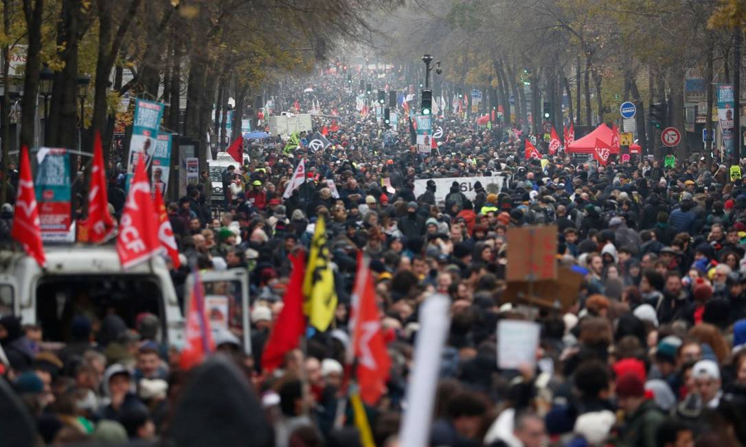Milhares de pessoas tomaram as ruas da capital francesa em protesto às reformas previdenciárias de Macron Foto: ZAKARIA ABDELKAFI / AFP