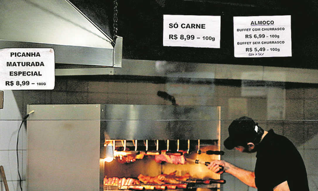 Na Churrascaria Gaúcha, em Laranjeiras, preços diferentes para refeições com ou sem carne Foto: Custodio Coimbria / Agência O Globo