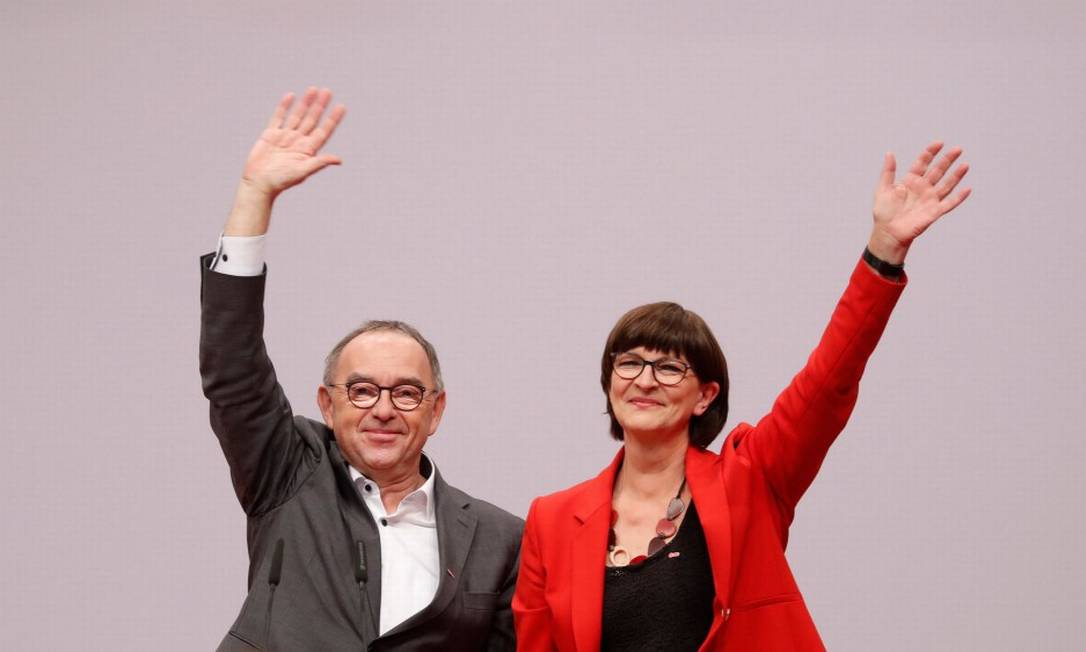 Os co-líderes do SPD, Norbert Walter-Borjans e Saskia Esken, durante conferência Foto: ODD ANDERSEN / AFP