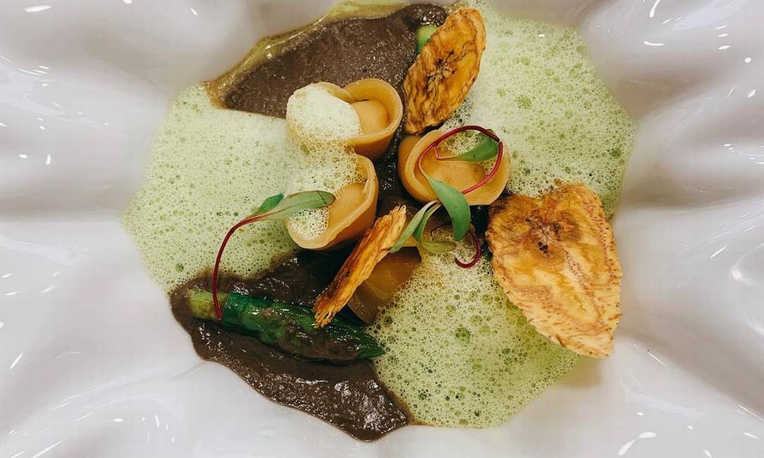 Le Corodn Bleu: tortellini de banana da terra, espuma de aspargos Chips de banana da terra e creme de cogumelos Foto: Divulgação