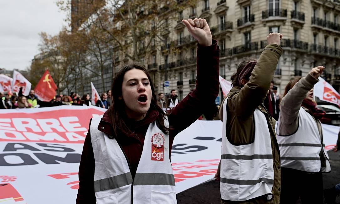 Manifestantes protestam contra reforma da Previdência em Paris Foto: PHILIPPE LOPEZ / AFP