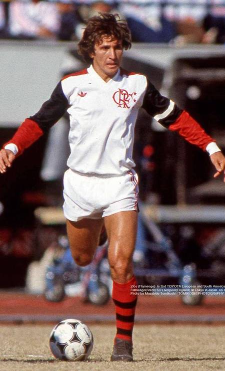 Zico em ação pelo Flamengo contra o Liverpool em 1981 Foto: Masahide Tomikoshi