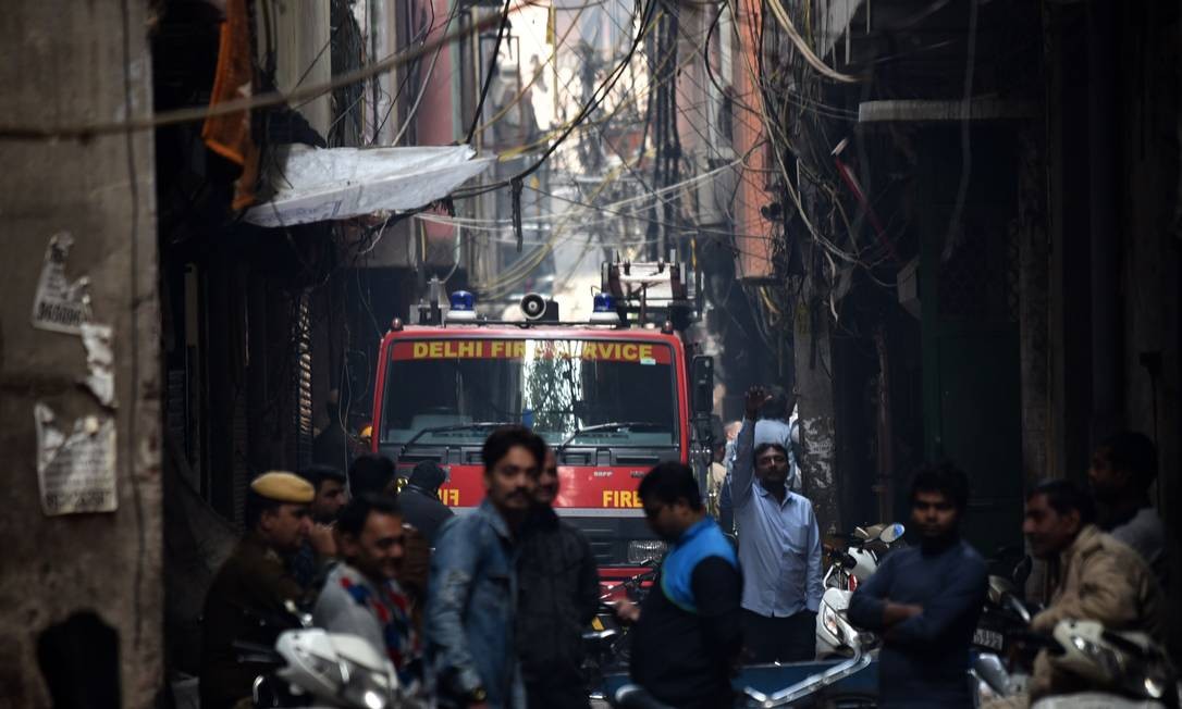 Bombeiros de Nova Déli chegam a fábrica onde incêndio vitimou 43 pessoas Foto: STR / AFP
