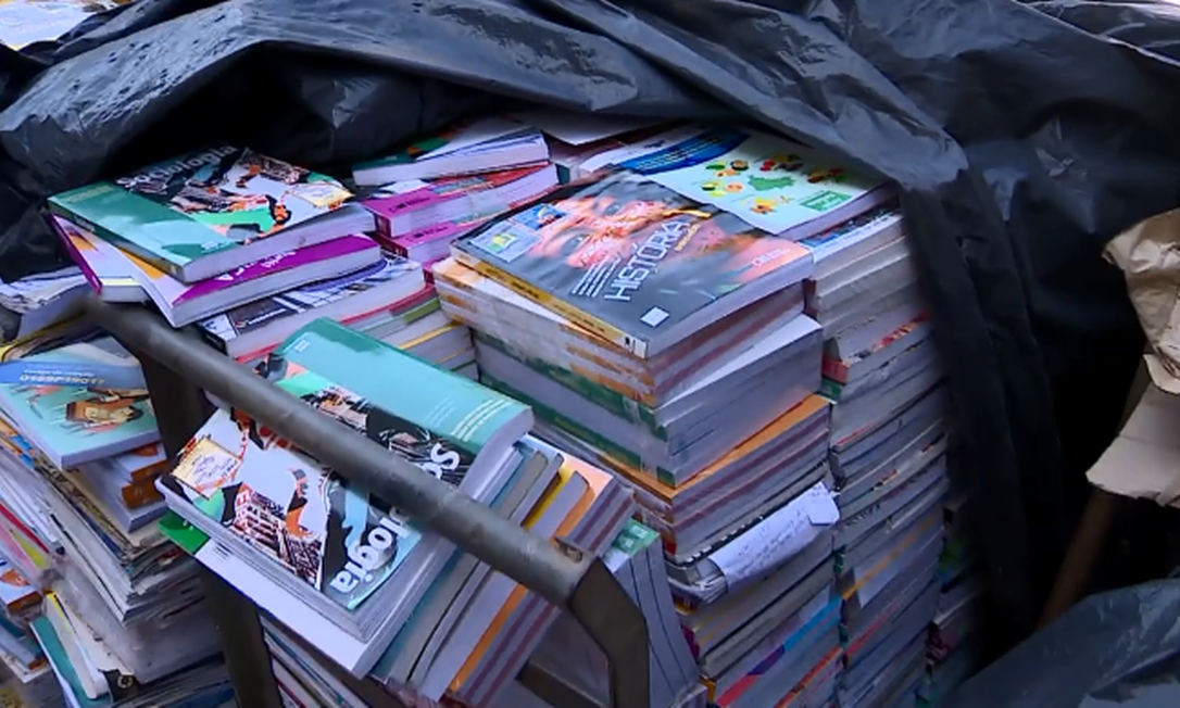 Livros acumulados em depósito, incluindo exemplares lacrados, são exemplo do descaso com material didático oferecido pelo governo federal Foto: Reprodução TV Globo