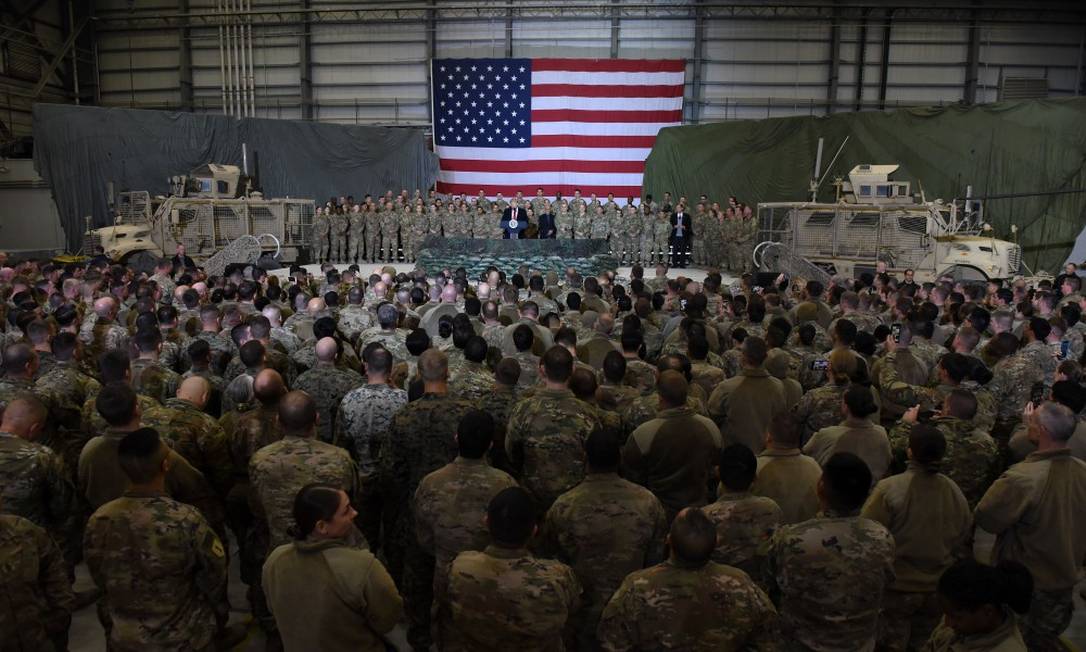 Presidente americano Donald Trump faz discurso para soldados durante uma visita ao Afeganistão, no Dia de Ação de Graças Foto: OLIVIER DOULIERY / AFP/28-11-2019