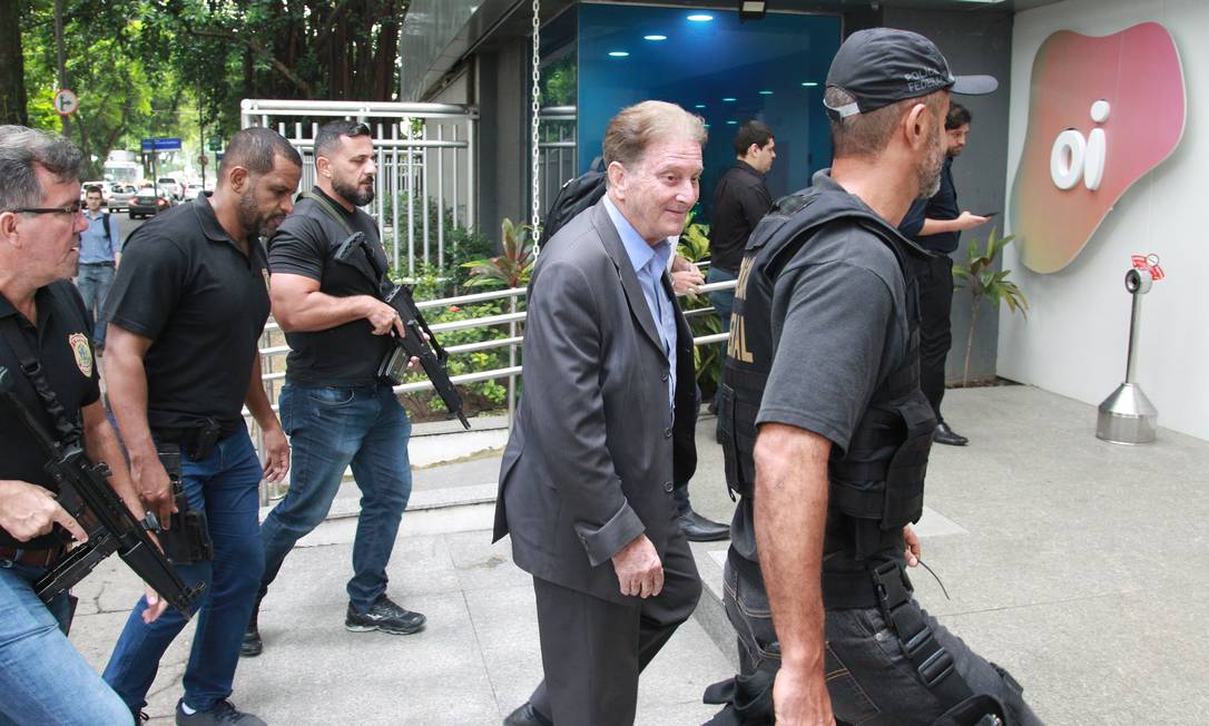 Agentes da PF cumprem mandado de busca e apreensão na OI, do Leblon Foto: Gabriel de Paiva / O Globo