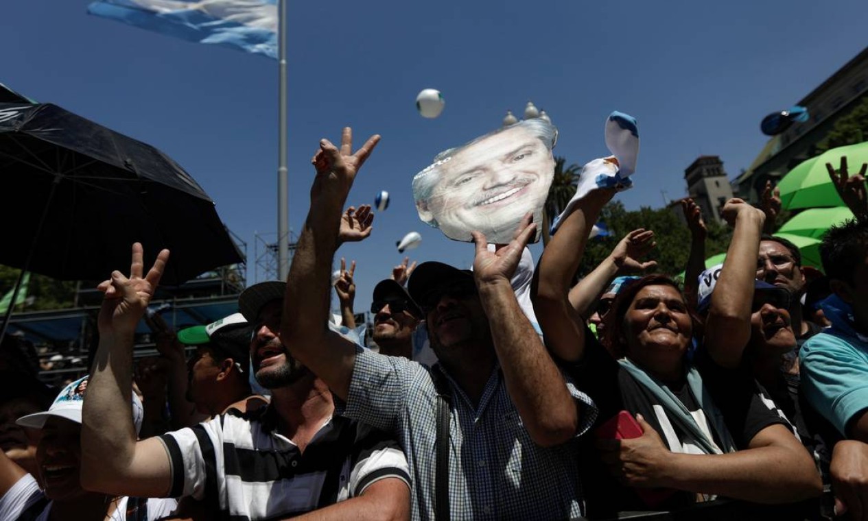 Apoiadores do presidente Fernandez festejam em Buenos Aires, Argentina, a volta do peronismo ao poder Foto: Ricardo Moraes / Reuters