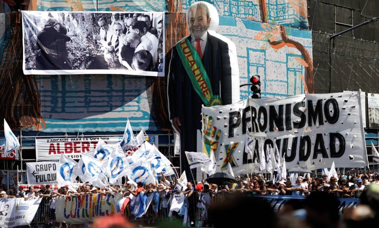 Um balão inflável em apoio ao ex-presidente Lula, em liberdade desde novembro, surgiu na Praça de Maio. O peronismo tem afinidade histórica com o Partido dos Trabalhadores Foto: Ueslei Marcelino / Reuters