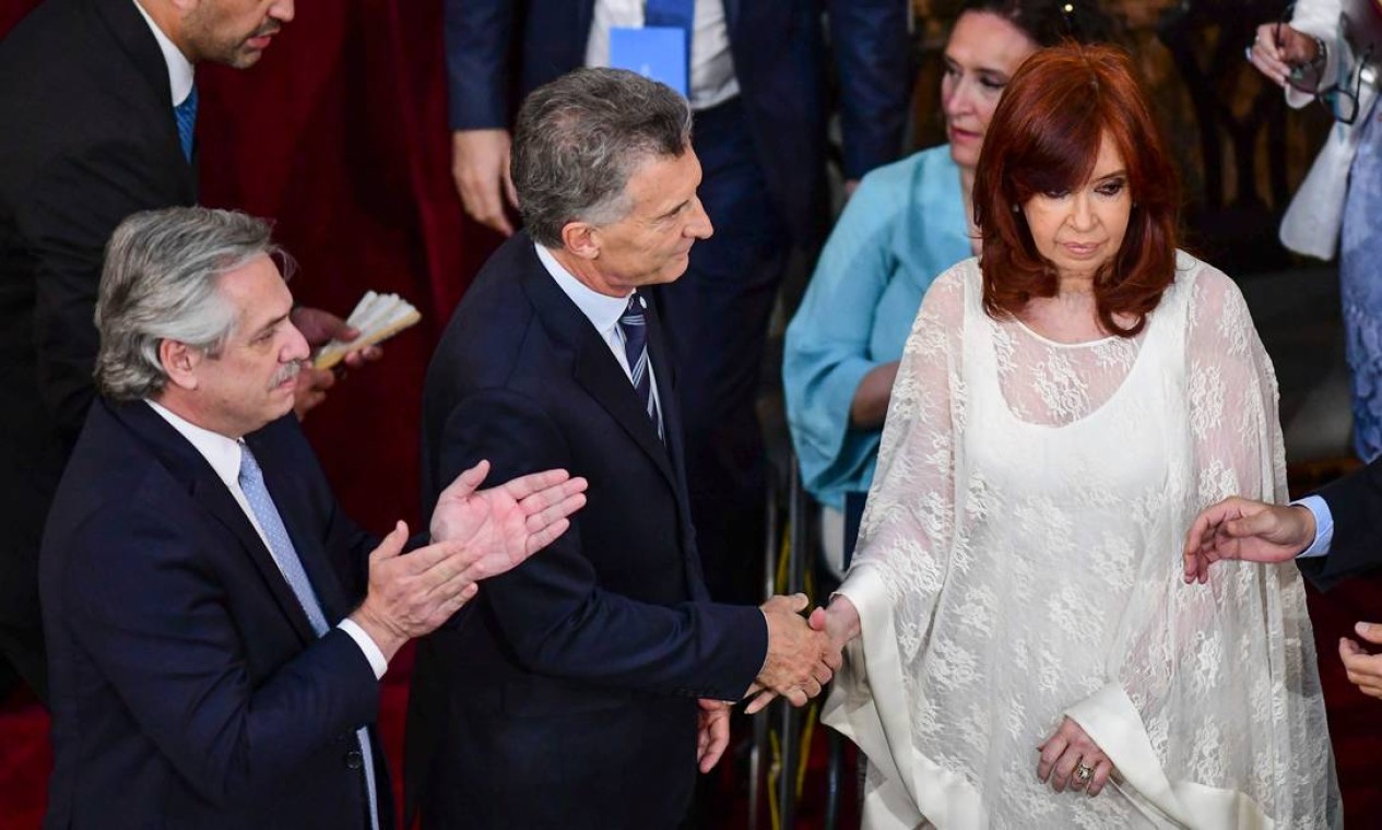 Cristina Kirchner, que em 2015 foi sucedida por Mauricio Macri, desvia o olhar do adversário político. Também ex-presidente do país, a peronista está de volta ao governo como vice-presidente Foto: Ronaldo Schemidt / AFP
