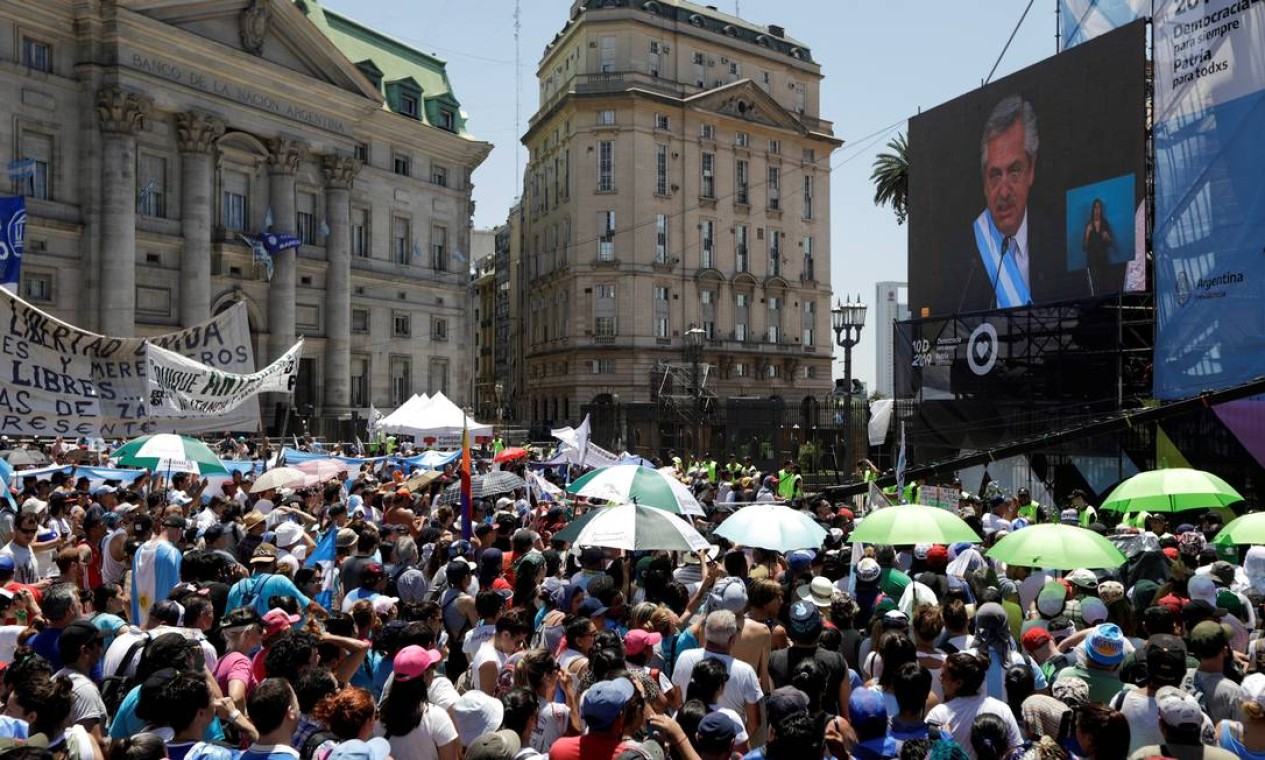 A cerimônia de posse foi transmitida em um telão na Praça de Maio, na capital Buenos Aires Foto: Ricardo Moraes / Reuters