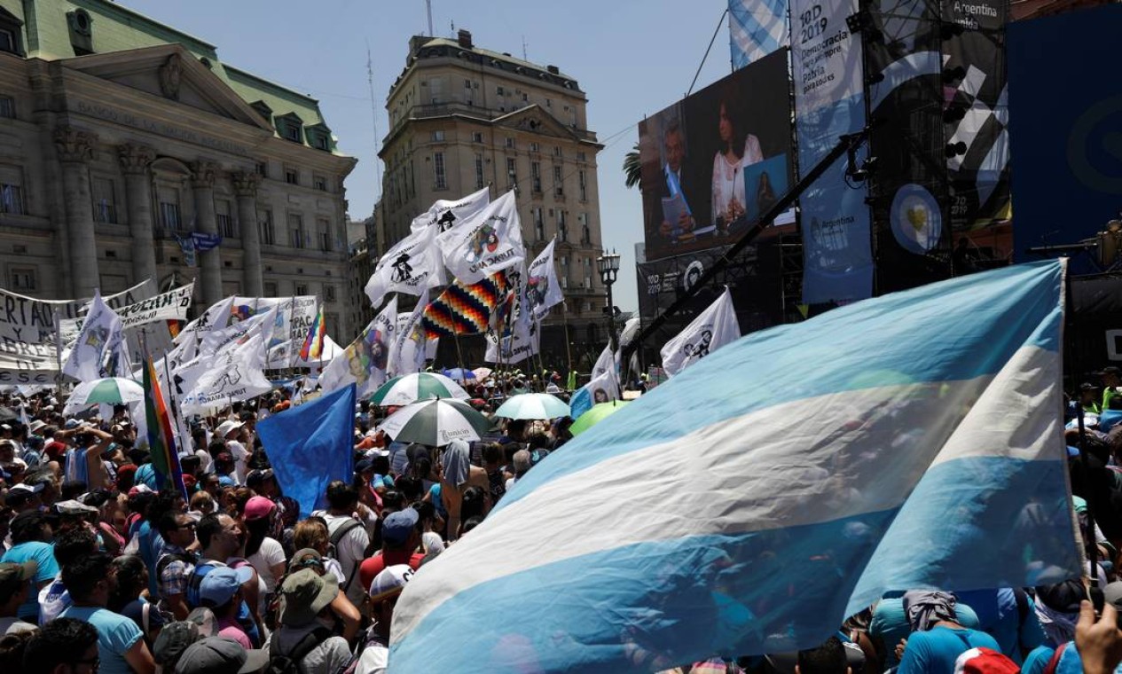 A posse de Fernández contou com apoio de movimentos populares de países latino-americanos. Ao fundo, se vê a bandeira whipala, que representa os povos indígenas da Bolívia Foto: Ricardo Moraes / Reuters