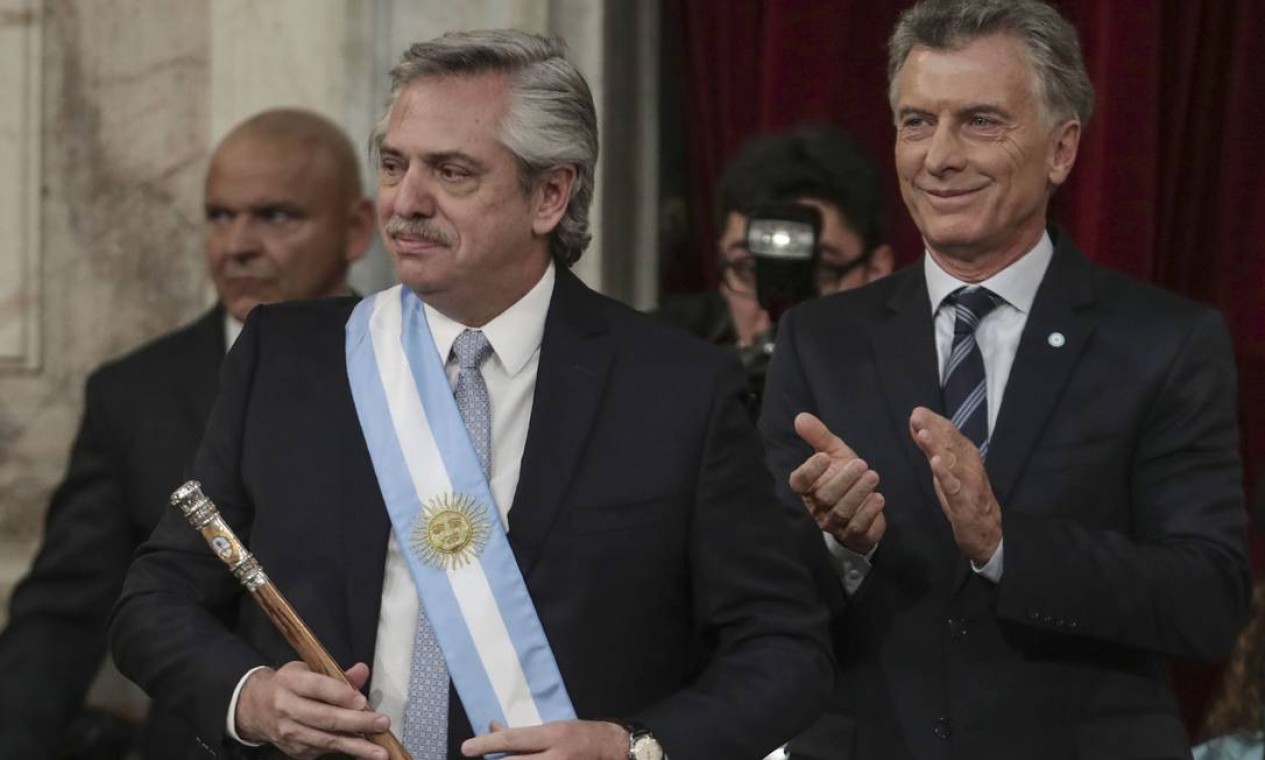O presidente da Argentina, Alberto Fernández, segura o cetro que simboliza o comando da nação da Argentina Foto: Alejandro Pagni / AFP