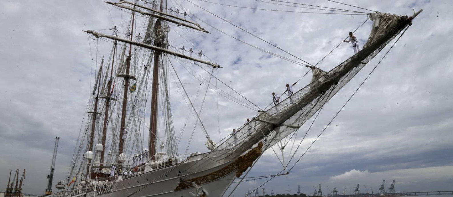 Chegada do Barco "Elcano", em atividade desde 1927, para celebrar 500 anos da primeira volta ao mundo Foto: Custódio Coimbra / Agência O Globo