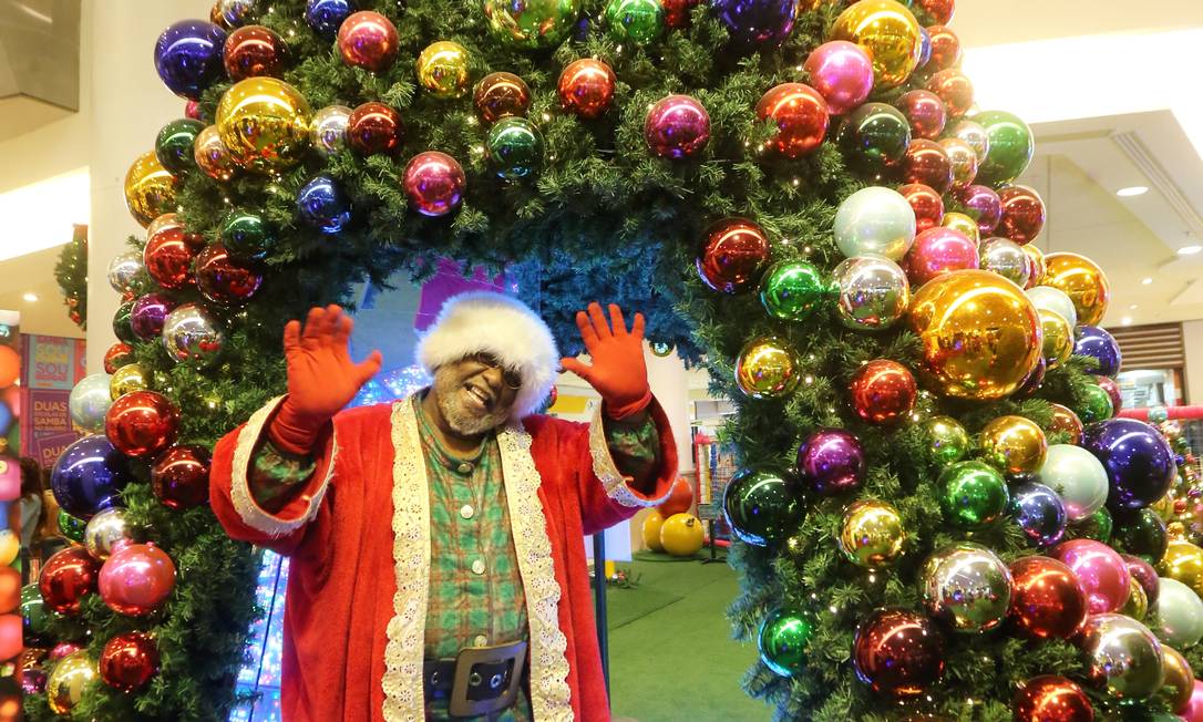 Aylton Lafayette, do Madureira Shopping, é o único Papai Noel negro dos shoppings cariocas Foto: Guilherme Pinto / Agência O Globo