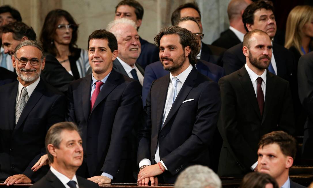 Novo ministro do Interior da Argentina, Eduardo de Pedro, o segundo da esquerda para a direita, junto a outros minitros durante posse de Alberto Fernández
Foto: AGUSTIN MARCARIAN / REUTERS/10-12-2019