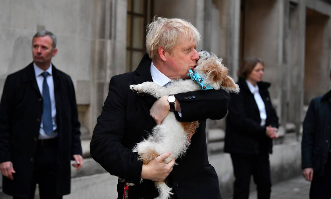 Boris Johnson beixa seu cãozinho, Dilyn, após votar em Londres Foto: DYLAN MARTINEZ / REUTERS