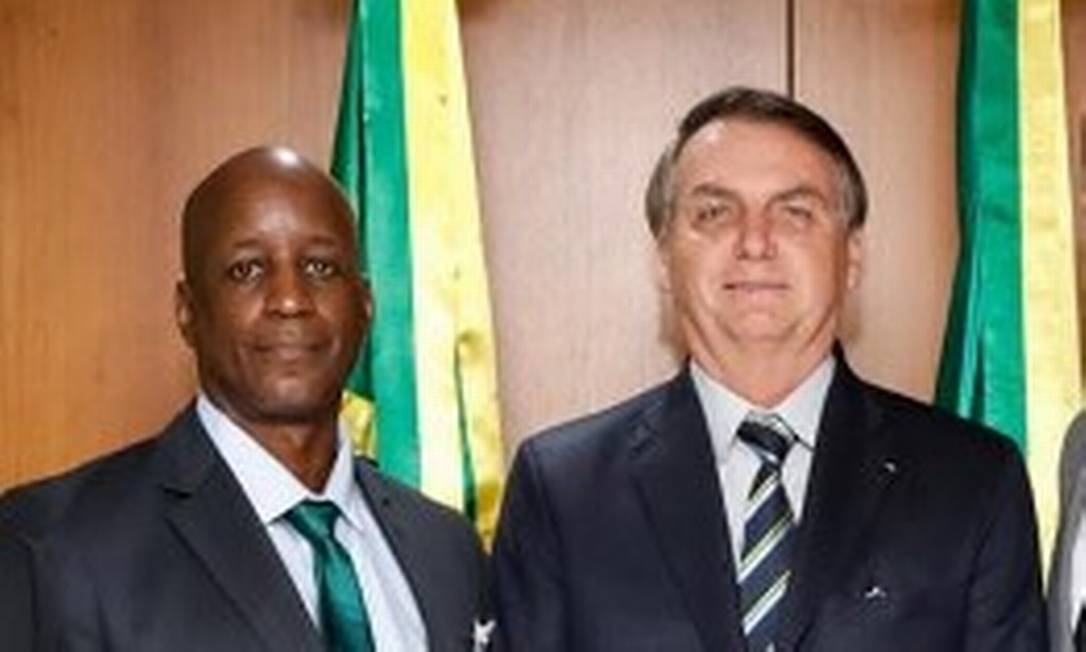Sérgio Camargo, presidente suspenso da Fundação Palmares,ao lado do presidente Jair Bolsonaro Foto: Reprodução