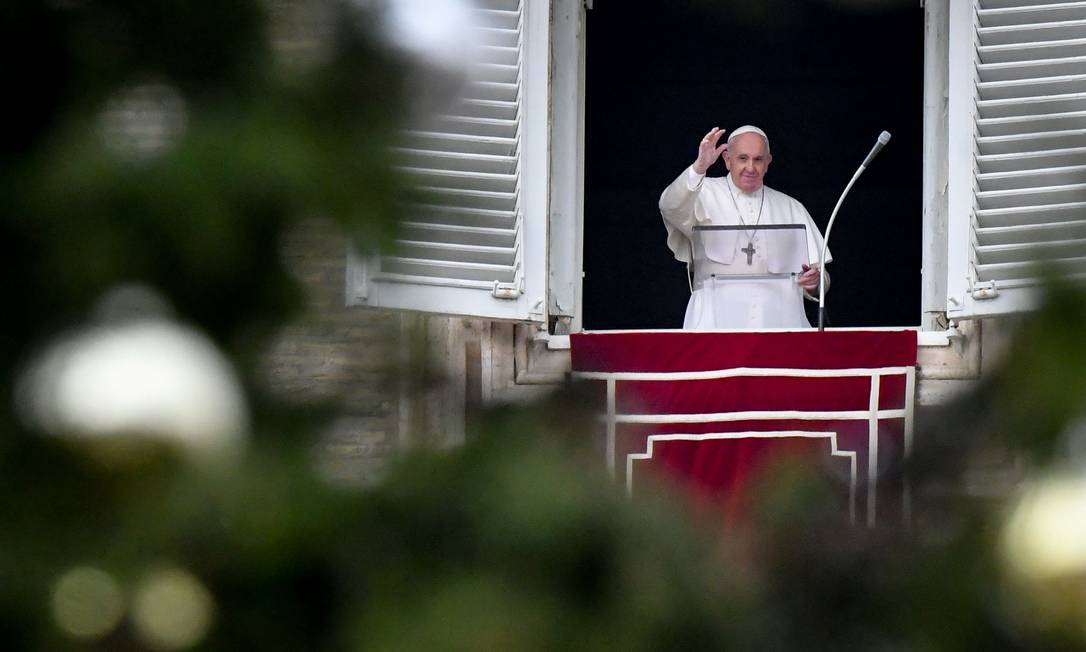 O Papa Francisco acena para os fiéis da janela do Palácio Apostólico com vista para a Praça de São Pedro durante a oração semanal do Angelus, em 8 de dezembro Foto: ALBERTO PIZZOLI / AFP